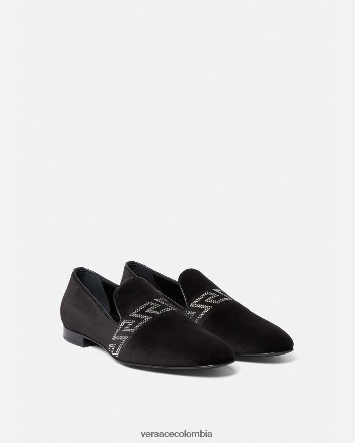 hombres pantuflas de terciopelo con greca y tachuelas Versace negro 2RP40F1572 zapato