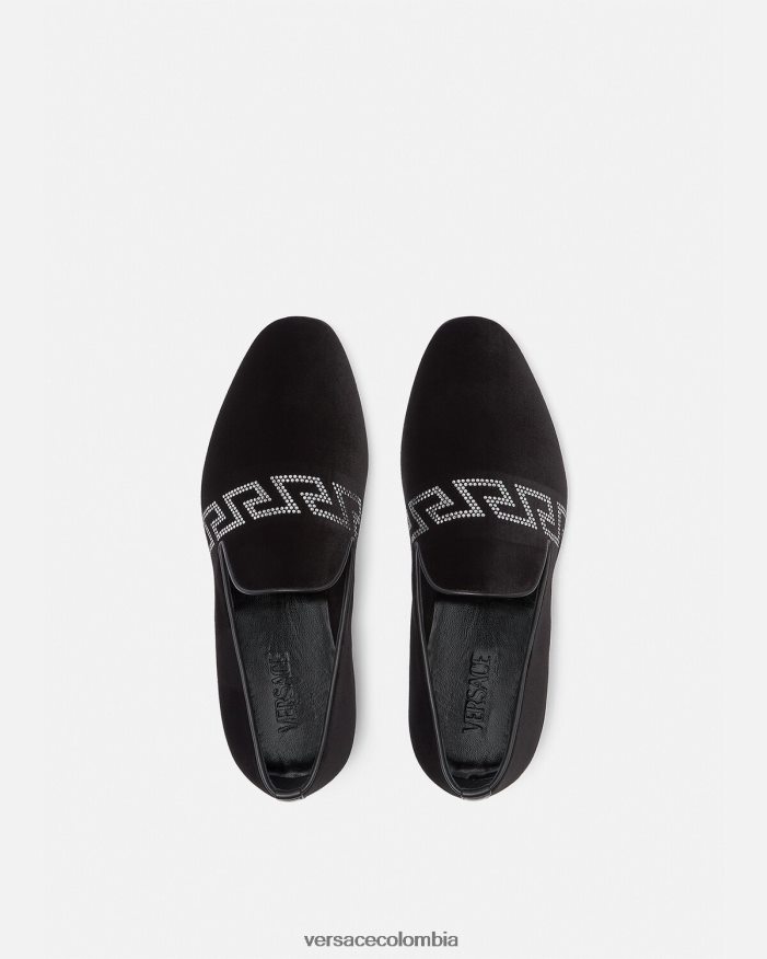 hombres pantuflas de terciopelo con greca y tachuelas Versace negro 2RP40F1572 zapato